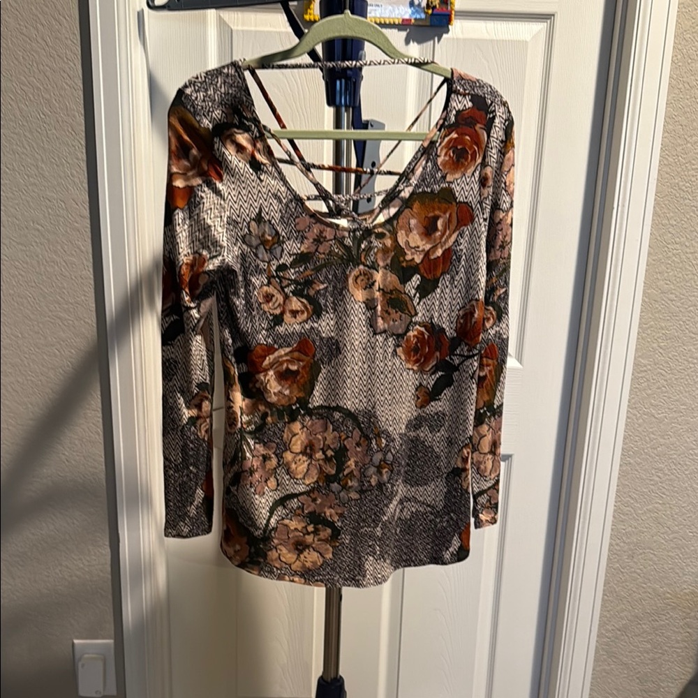 Daytrip Floral Crisscross Top. Size Small